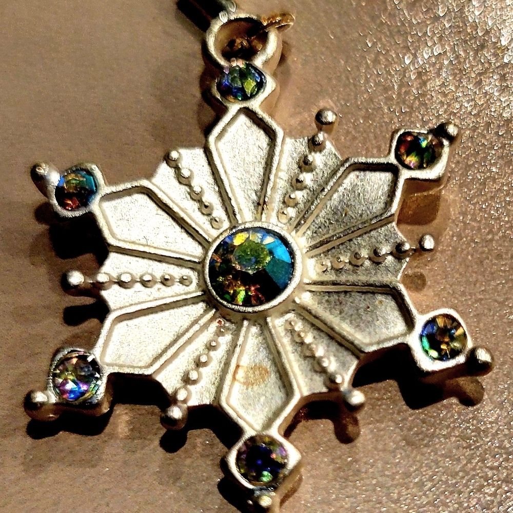 Elegant Silver Snowflake Pendant